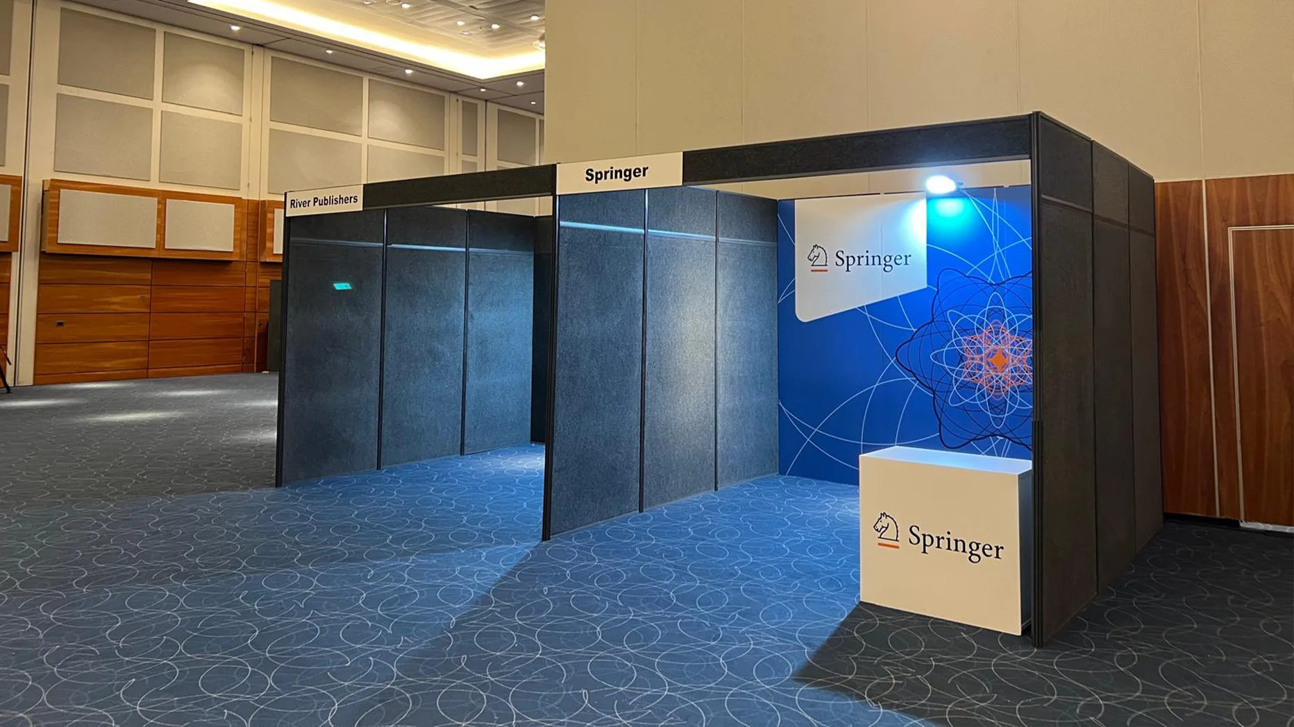 Create Space In Your Booth With These 5 Types of Exhibit Structures