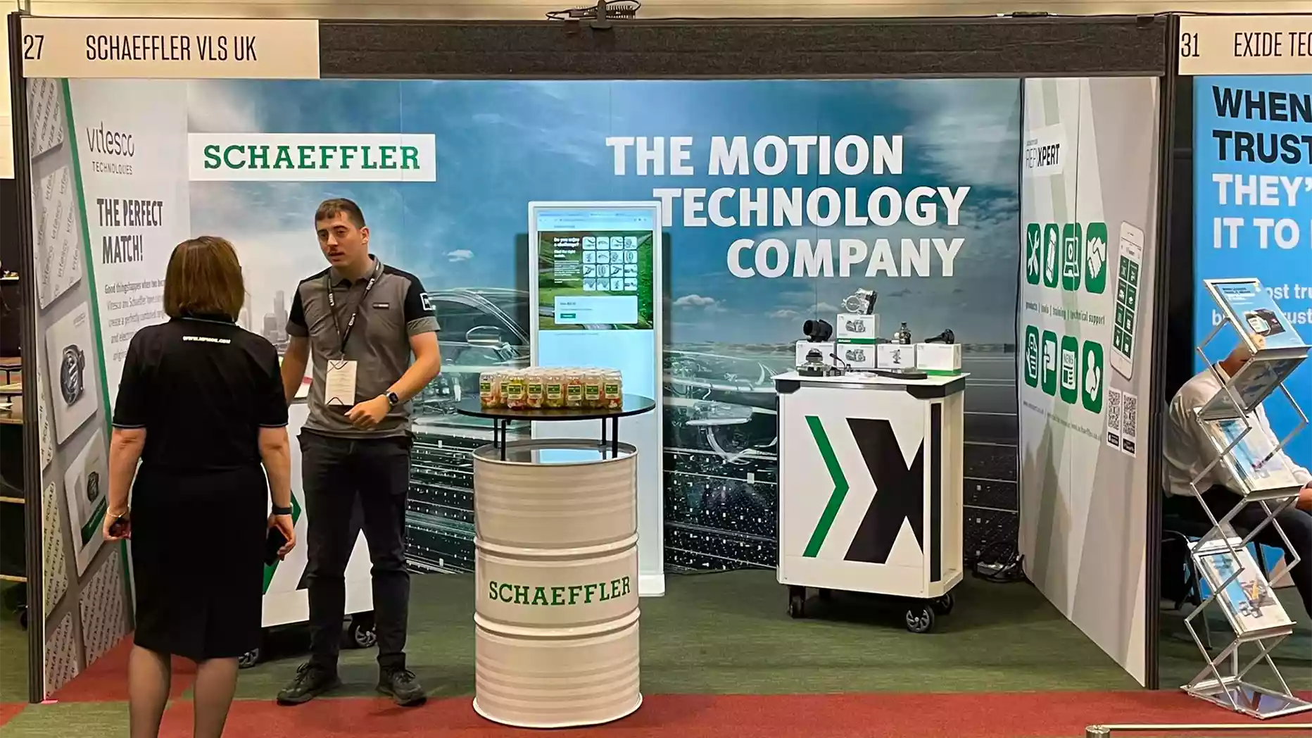 Body Language and Stand Presence What Exhibitor Staff Get Wrong Without Realiasing