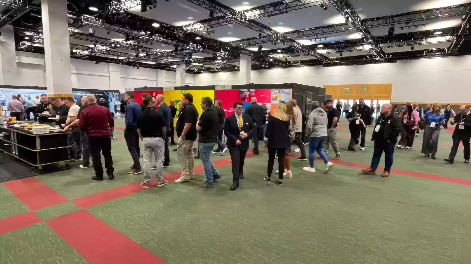 Running Live Product Demos on Exhibition Stands Script Staging and Audience Management